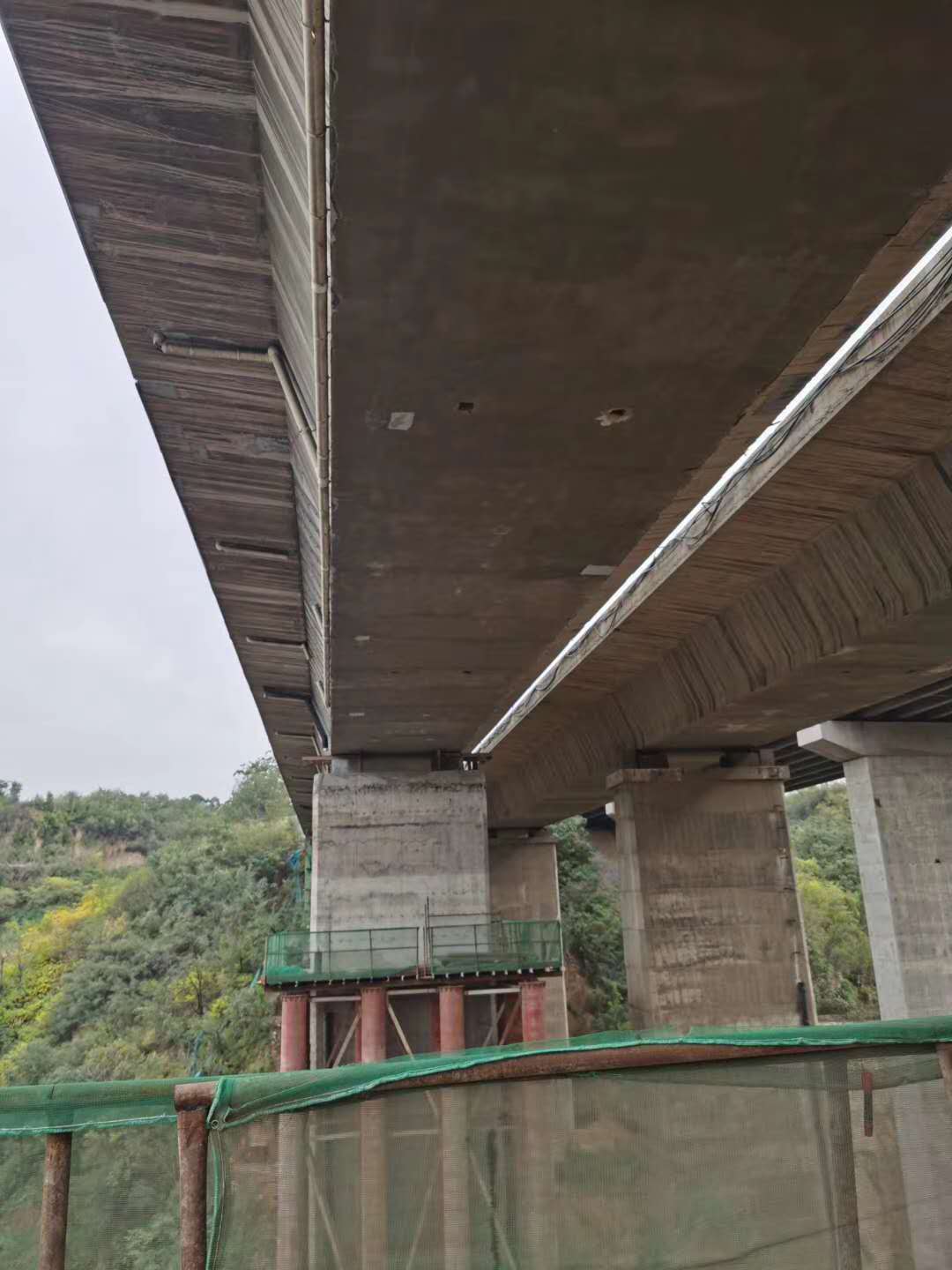 铁东桥梁加固前制定可行设计方案图并用对施工方法