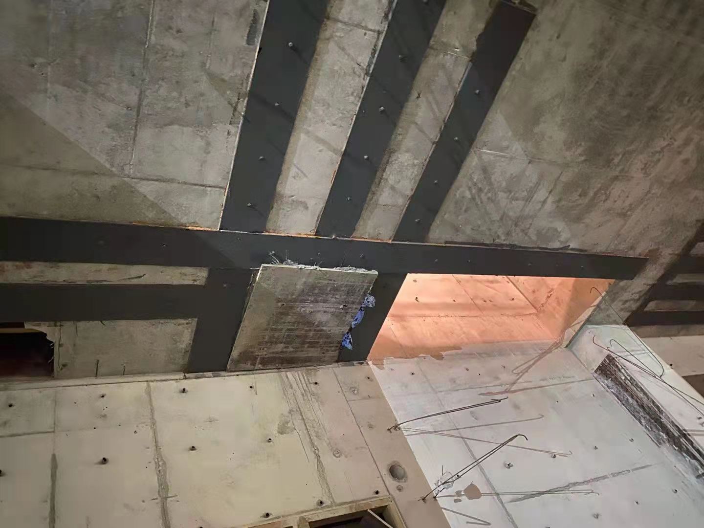 铁东楼板开洞用粘钢加固还是碳纤维布加固